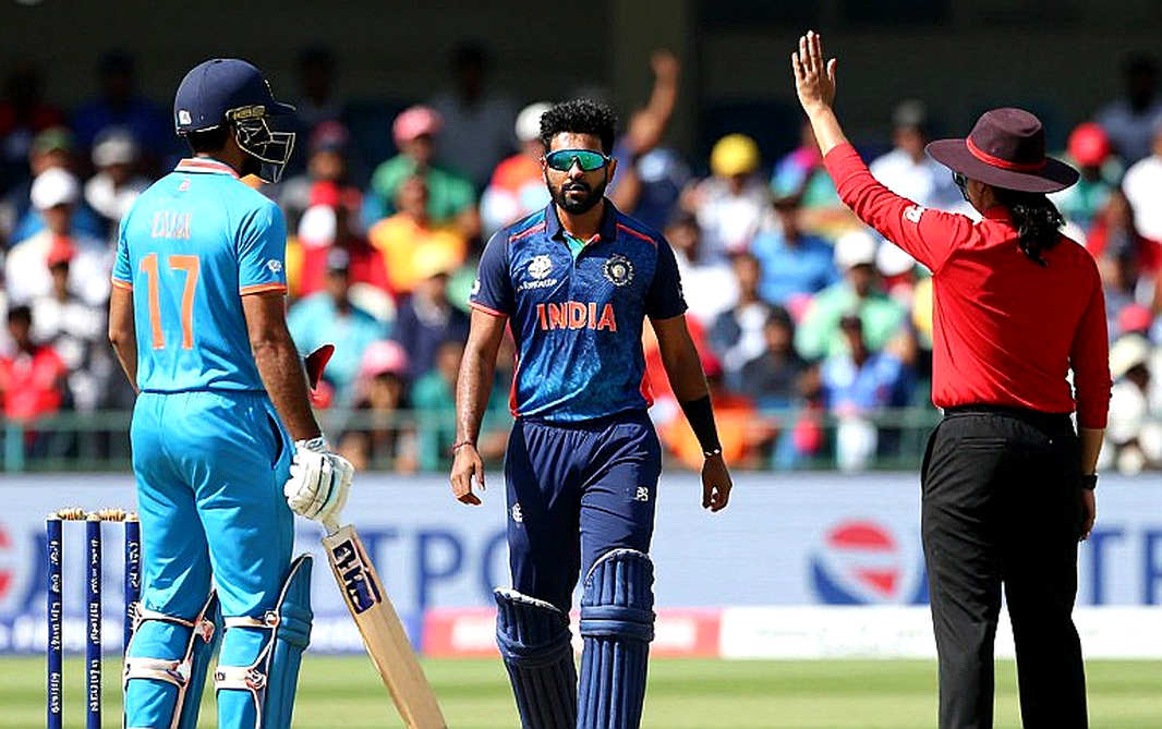 Starc's four wickets in six balls: South Africa bowled out for 329 at Newlands as Australia's comeback stays half-finished Starc's four wickets in six balls: South Africa bowled out for 329 at Newlands as Australia's comeback stays half-finished